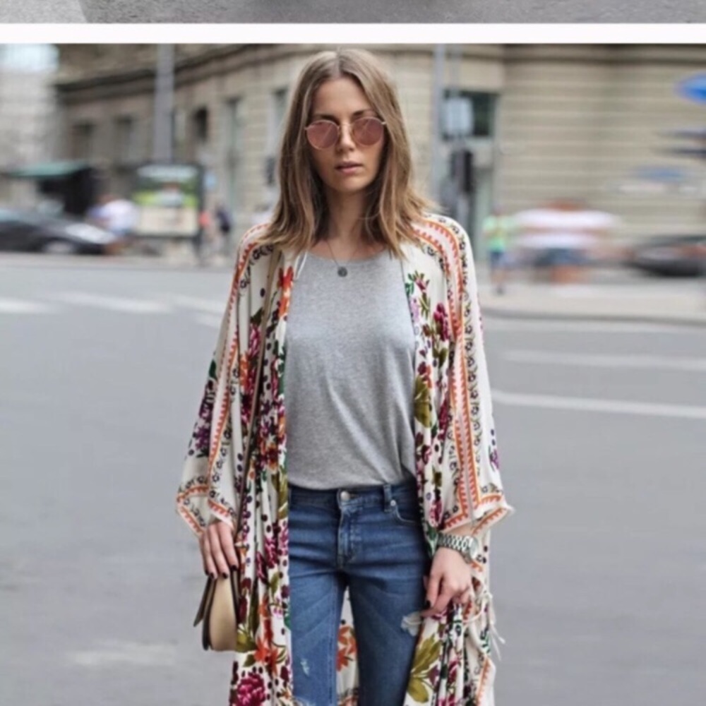 Back in stock!! 5🌟Fave White Floral Kimono - Picture 2 of 6